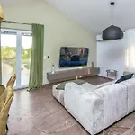 Pet Friendly Apartment In Benkovac