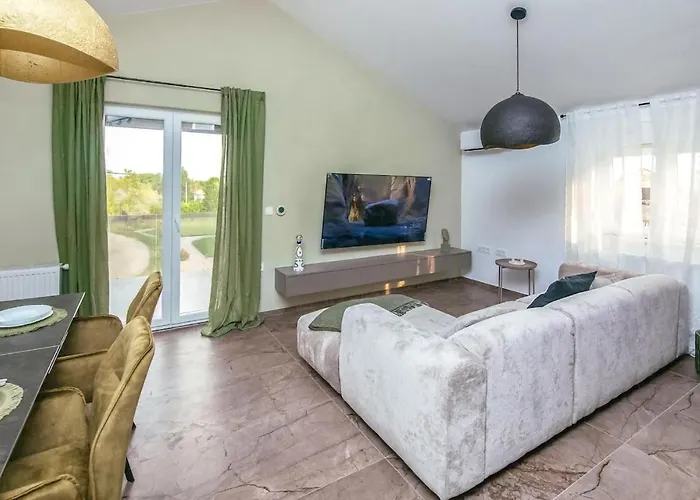 Pet Friendly Apartment In Benkovac
